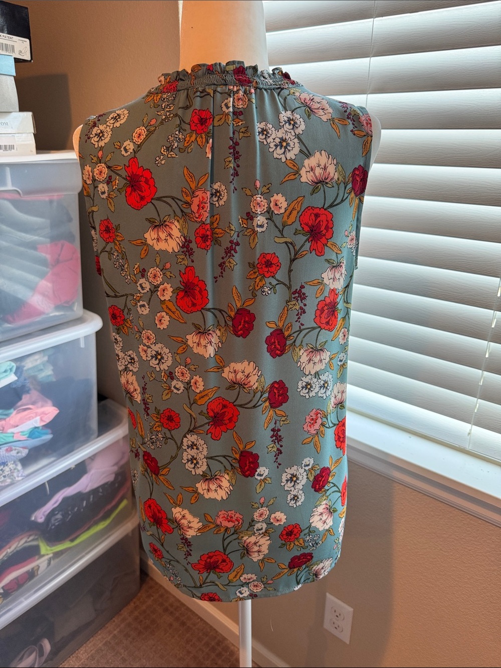Sleeveless Floral Ruffle V-Neck Blouse - Picture 4 of 11
